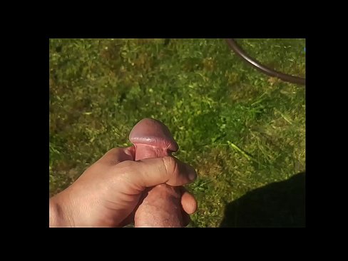 ❤️ A boazona fica com a rata rosa fodida e ejacula com um esguicho num jardim de Verão Porno duro em nós