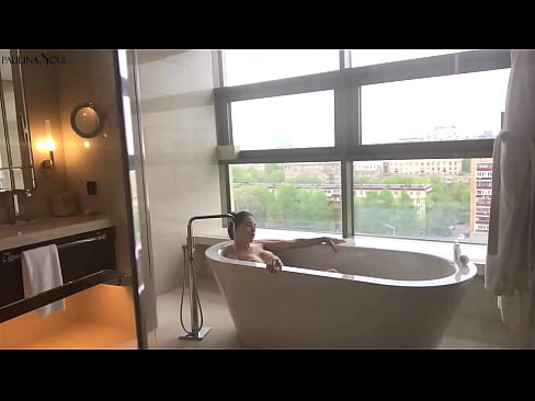 ❤️ Bebé tremendo A masturbar-se apaixonadamente na sua rata na casa de banho Porno duro em nós