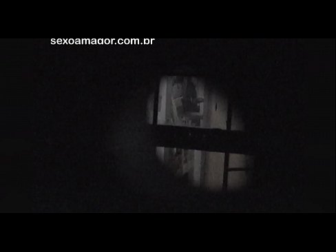 ❤️ Lourinho é filmado secretamente por um voyeur de bairro escondido atrás de tijolos ocos Porno duro em nós