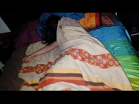 ❤️ Stepson berating a sua jovem madrasta enquanto ela dorme. Porno duro em nós