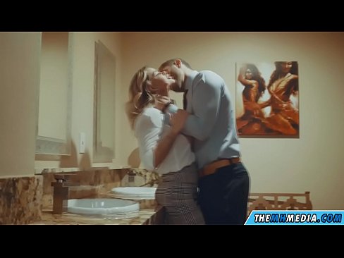 ❤️ Quando uma loira peituda o seduz numa casa de banho pública Porno duro em nós